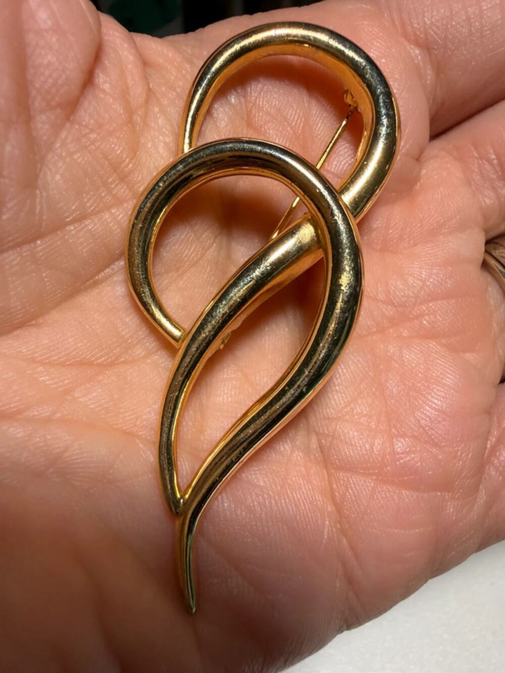 Vintage Goldtone swirl brooch 2.25”